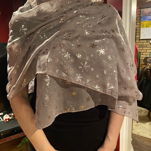 Fabulous Christmas scarves in 3 colours black, pink, and grey little snowflakes - Picture 1 of 3